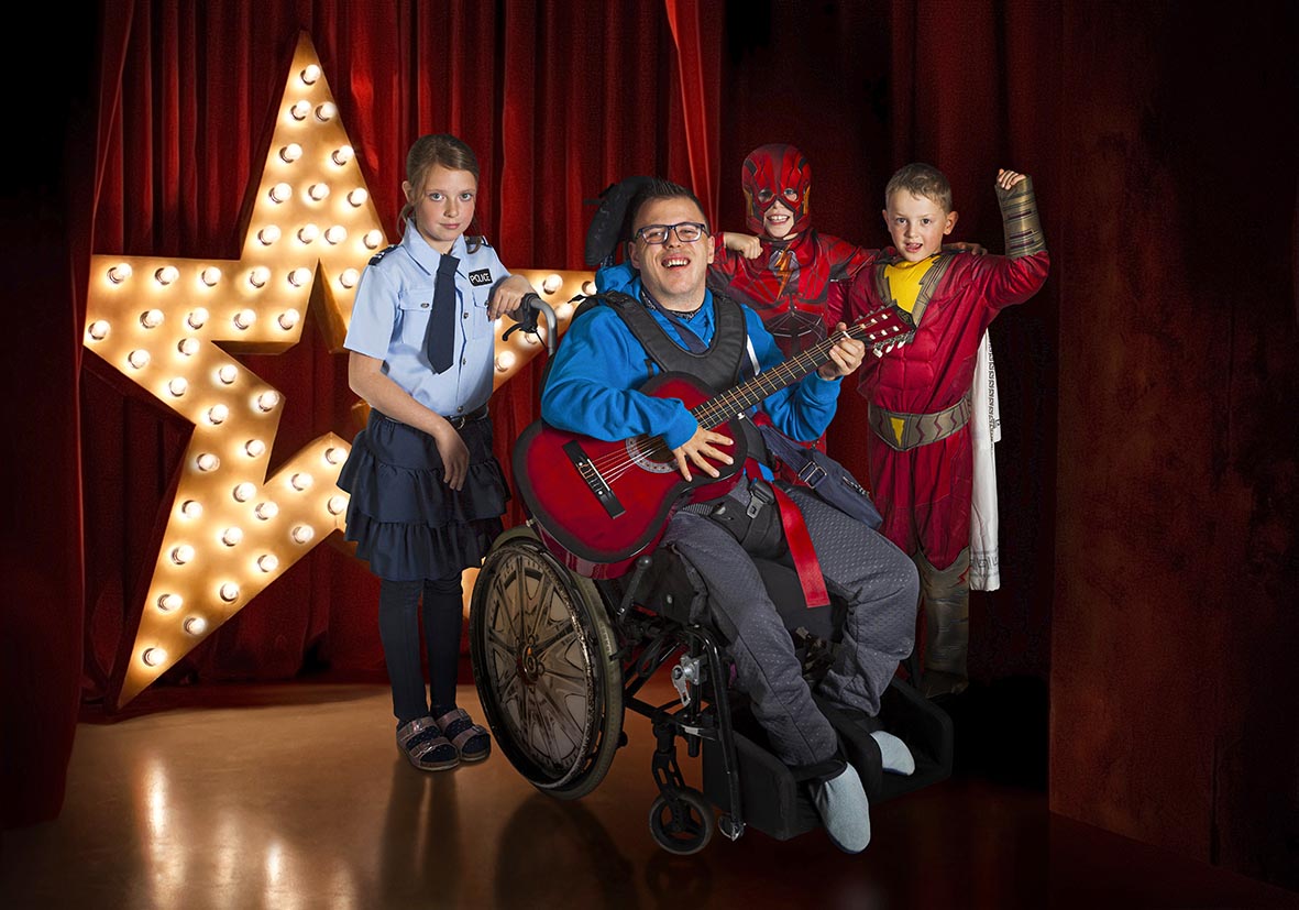 Tobias unterhält als Singer-Songwriter seine Fangemeinde.