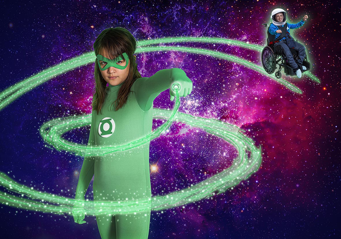 Matilda beschleunigt als Green Lantern Tobias im Rollstuhl.