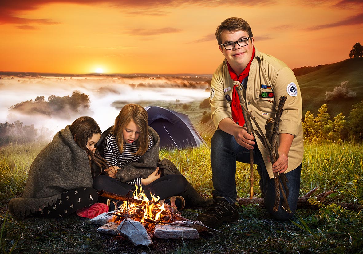 Pfadfinder Jonas macht ein Lagerfeuer für frierende Kinder.