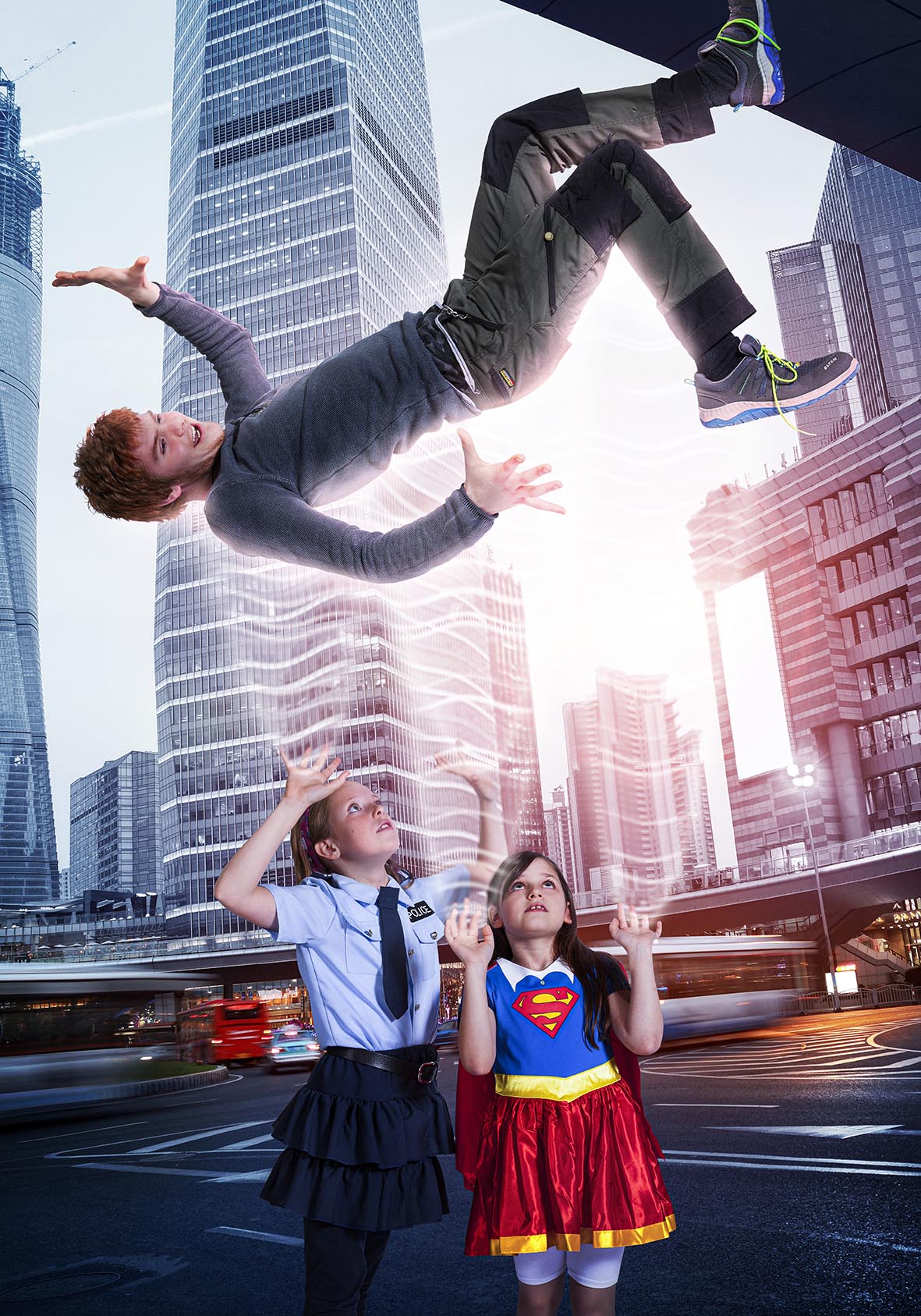 Die akrobatische Polizistin Amelie und das Supergirl Mia fangen mit ihren Superkräften den Sturz von Nicolas ab.