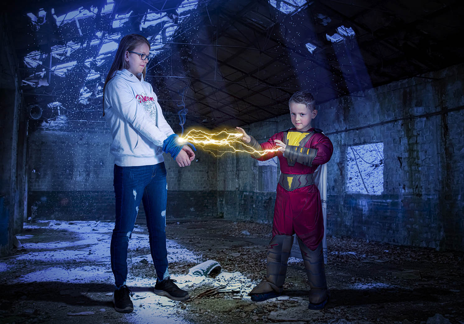 Tom befreit als Shazam mit seinen Superkräften Meike von ihren Fesseln.